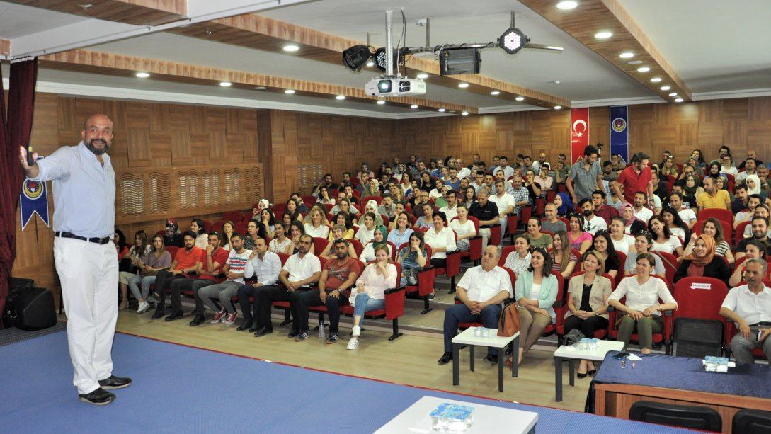Öğretmen Akademisinde 'Yaşattıklarınla Hatırlan Öğretmenim' Konferansı
