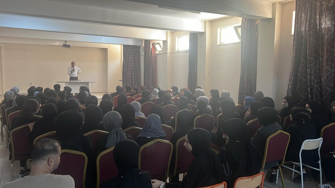 Turgut Özal Kız Anadolu İmam Hatip Lisesine Gönül Dili ve İletişim Konferansı Düzenlendi