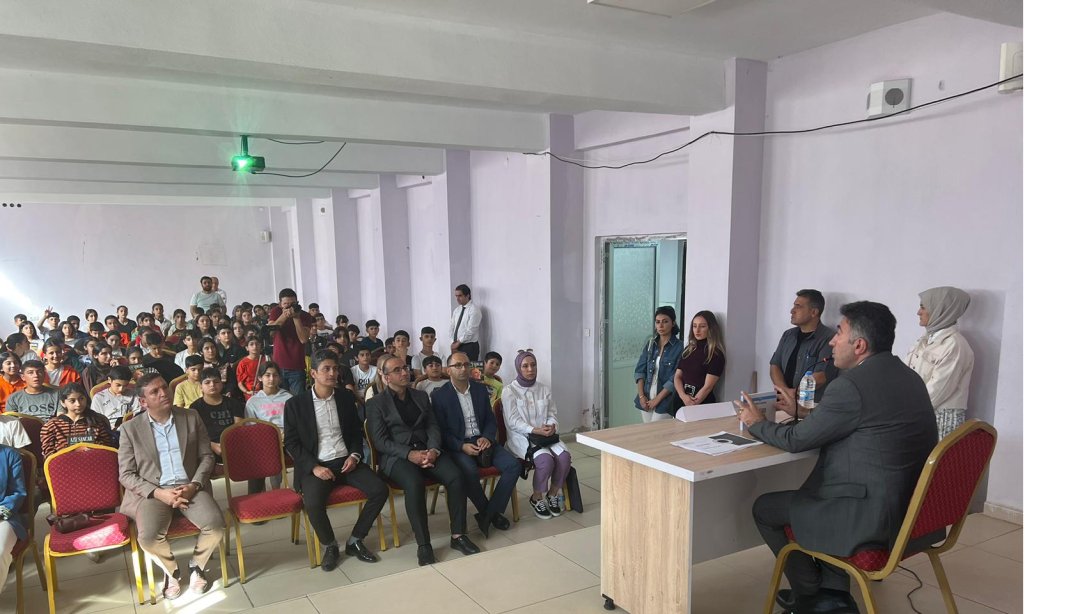 Rektör Demir'den Necat Nasıroğlu Ortaokulu Öğrencilerine Kariyer Konferansı